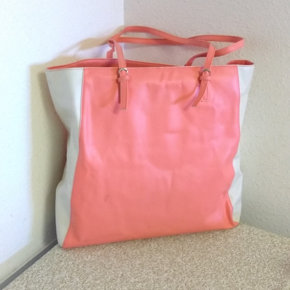 Vera Bradley 2 Tone Vinyl Feel Tote - Picture 4 of 7